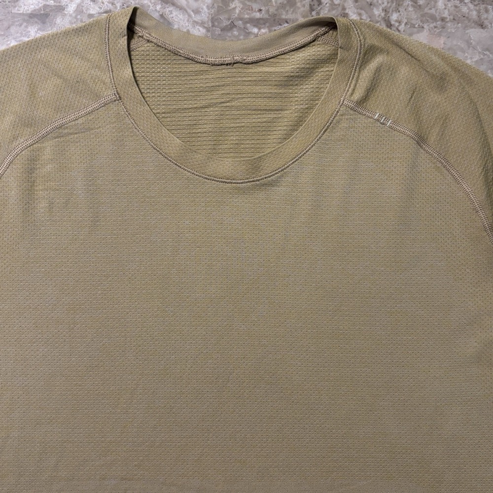Lululemon Shirt Mens Medium Gold Metal Vent Tech Short Sleeve Gym Performance